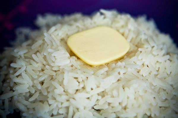 Рецепт риса на сливочном масле. Вареный рассыпчатый рис. Рис с маслом. Рис отварной со сливочным маслом. Рис готовый.