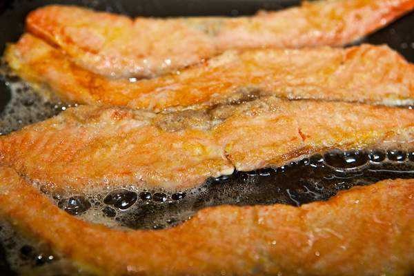 Как пожарить семгу на сковороде правильно вкусно. Рыба в льезоне. жареная поверхность. рыба в льезоне рецепт. рыба в льезоне рецепт с фото пошаговый на сковороде.
