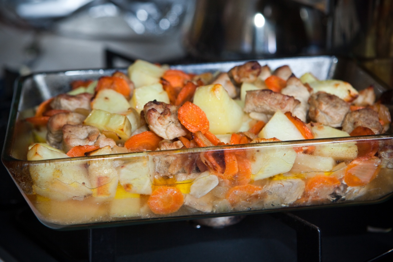 Мясо морковь картошка рецепт. Жаркое в стеклянной посуде в духовке. Жаркое мясо с картофелем в духовке. Жаркое в стеклянной кастрюле в духовке. Картошка с мясом и овощами в духовке.